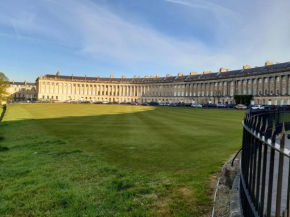 Royal Crescent Courtyard Apartment